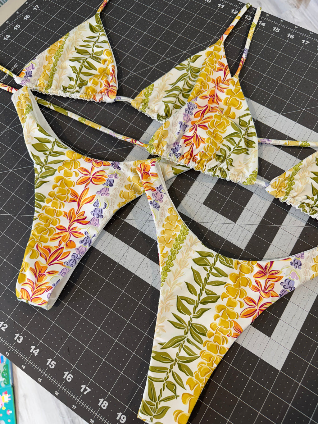 Moku Set in White Lei Day